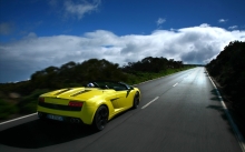 Желтый Lamborghini Gallardo проверяет новое дорожное покрытие